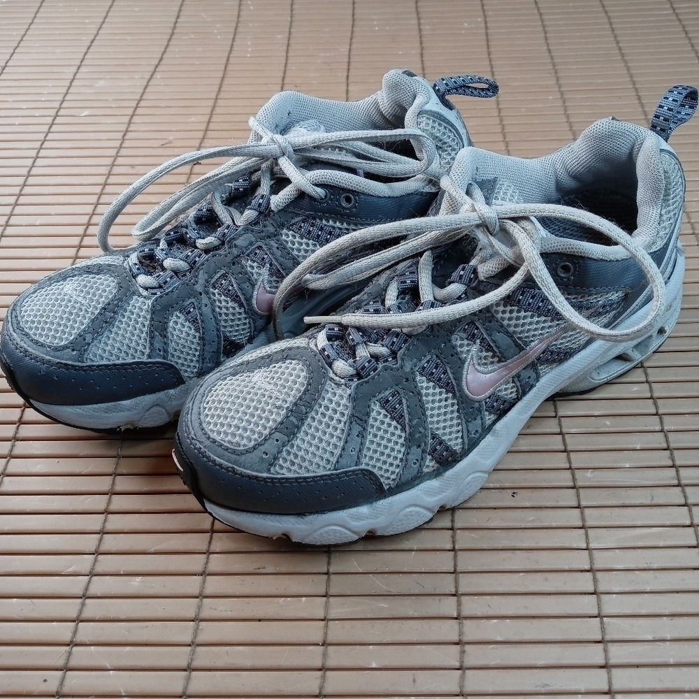 Nike Women’s Shoes Air Max Assail Size 6.5 312960-051 Trail Running. Outside hee